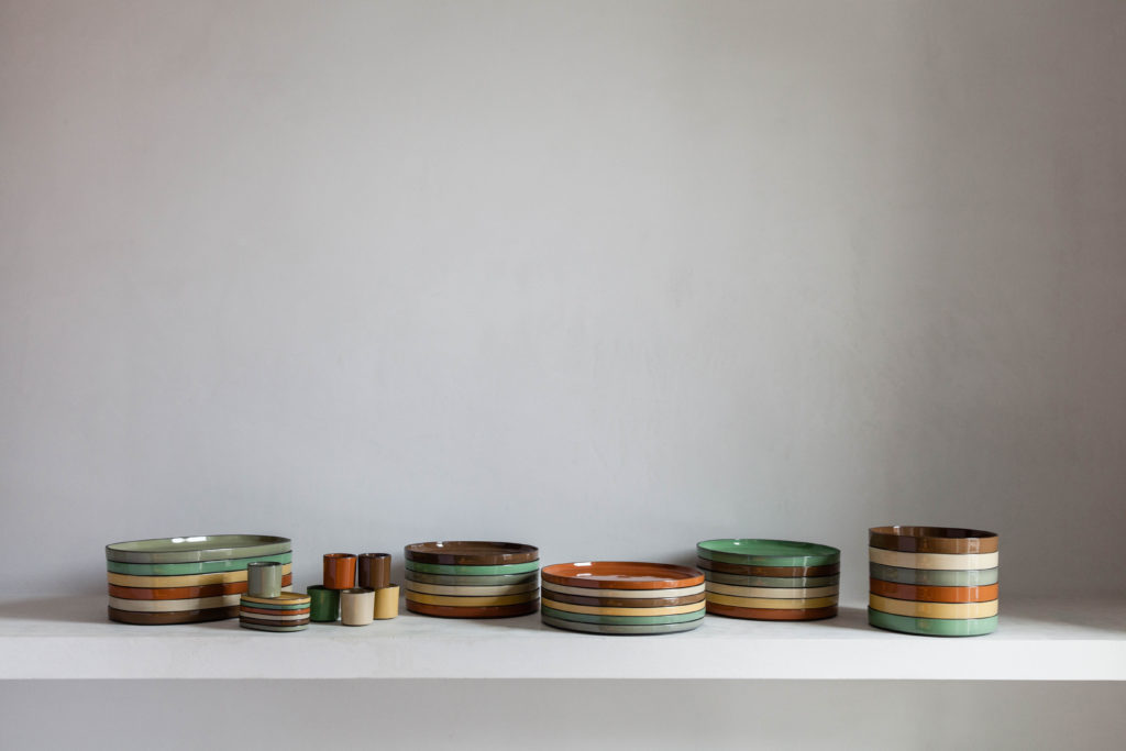 caractere plates stacked