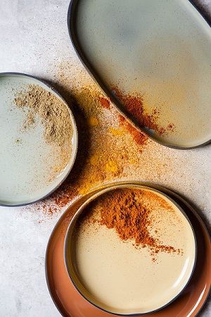 Iconic Caractere plates with spices